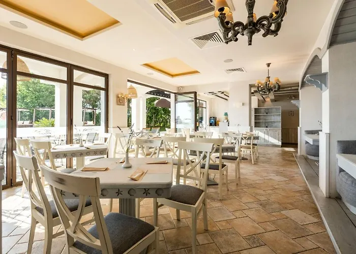 Курортный комплекс Oasis Club 4*